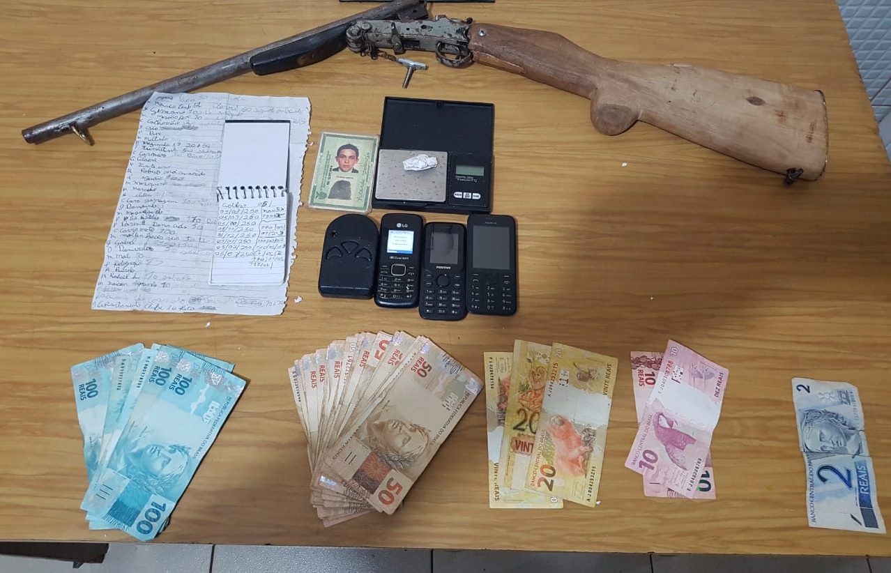 PM encaminha dois homens, apreende espingarda e dinheiro em Campo Mourão, Noroeste do Paraná