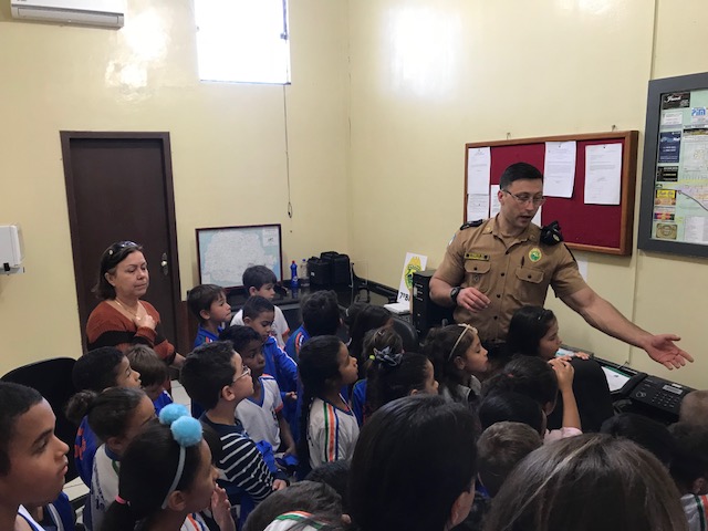 Crianças visitam batalhão no Oeste do Estado em comemoração aos 164 anos da Polícia Militar