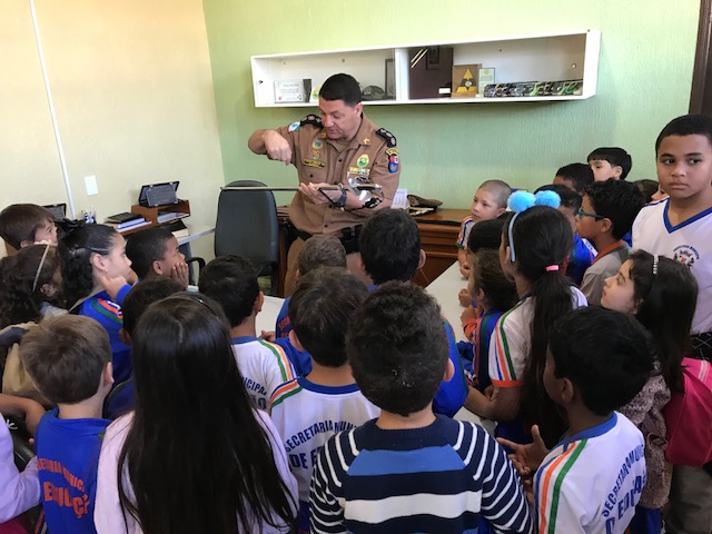 Crianças visitam batalhão no Oeste do Estado em comemoração aos 164 anos da Polícia Militar