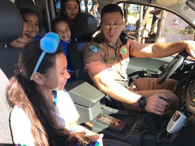 Crianças visitam batalhão no Oeste do Estado em comemoração aos 164 anos da Polícia Militar
