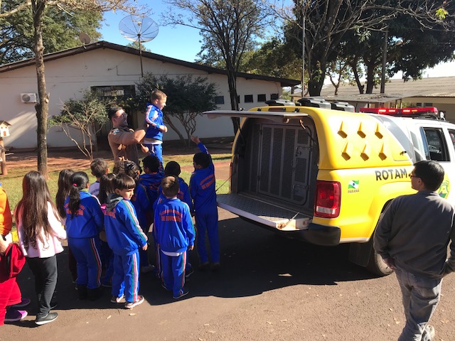 Crianças visitam batalhão no Oeste do Estado em comemoração aos 164 anos da Polícia Militar