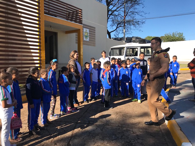 Crianças visitam batalhão no Oeste do Estado em comemoração aos 164 anos da Polícia Militar