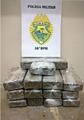 Polícia Militar encaminha dupla por suposto envolvimento com tráfico de drogas em Curitiba