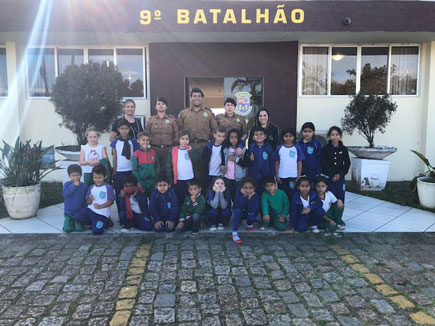 Polícia Militar recebe crianças em batalhão no Litoral do Estado