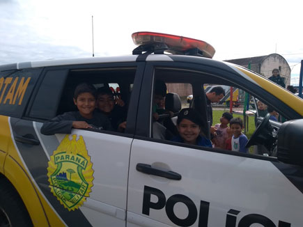 Polícia Militar recebe crianças em batalhão no Litoral do Estado