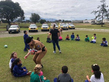 Polícia Militar recebe crianças em batalhão no Litoral do Estado
