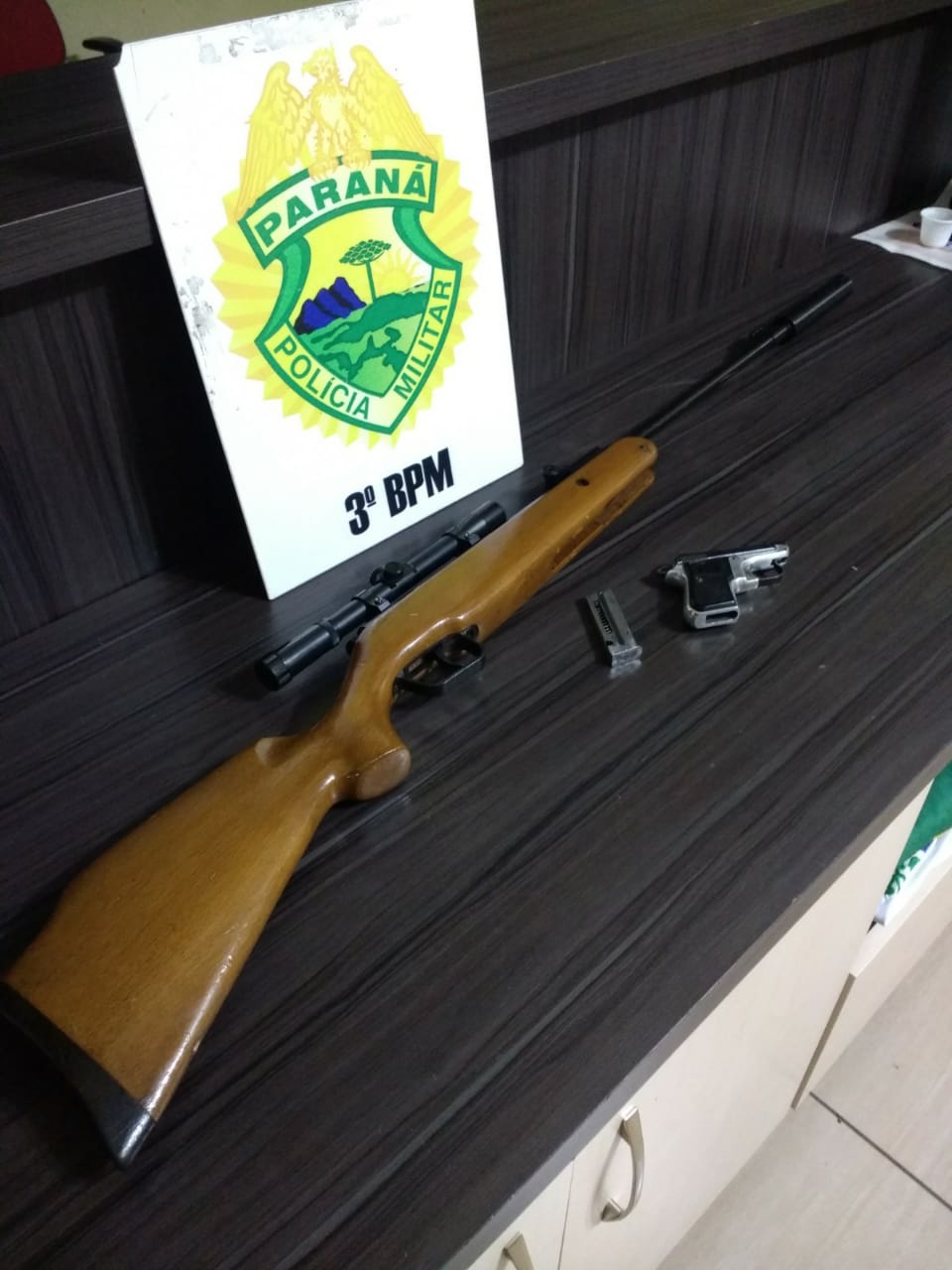 Motocicleta e duas armas são apreendidas e dois homens acabam encaminhados à delegacia no Sudoeste do Estado