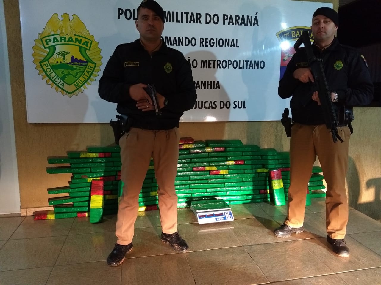 Quase 100 quilos de maconha são apreendidos pela PM em Tijucas do Sul (PR)