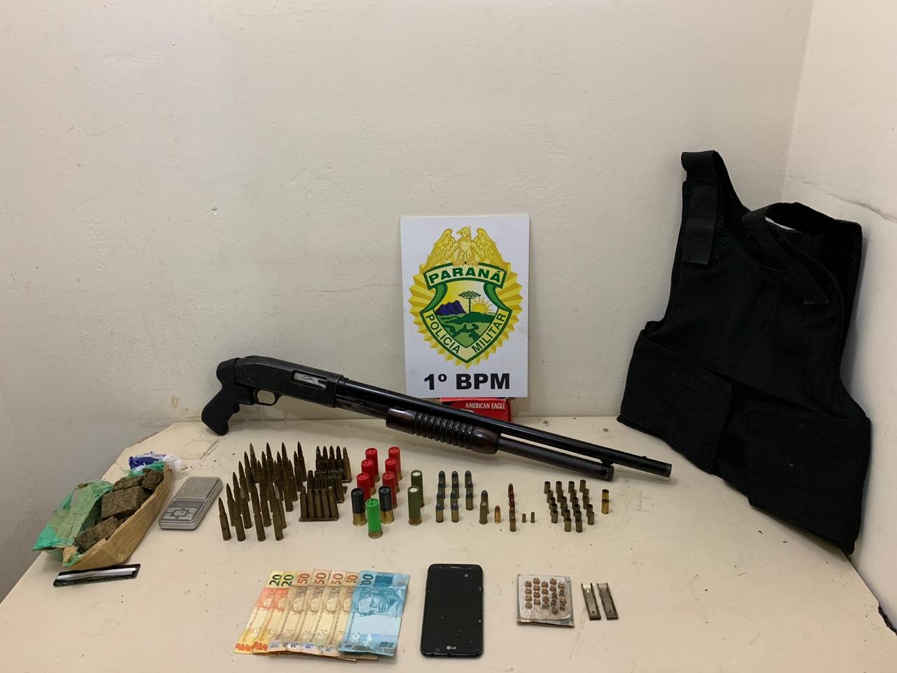 Rapaz é preso pela PM em Ponta Grossa (PR) portando uma espingarda e munições