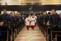 Policiais militares são abençoados durante Missa de Ação de Graças em comemoração aos 165 anos da PM