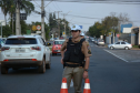 Policiais militares se instalam em pontos estratégicos de Londrina durante a Operação Apolo; ação coíbe crimes de trânsito e gera bons resultados  