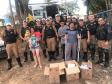 Policiais militares do BPTran arrecadam alimentos e ajudam família do Fazendinha, em Curitiba
