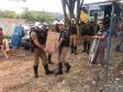 Policiais militares do BPTran arrecadam alimentos e ajudam família do Fazendinha, em Curitiba
