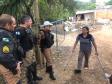 Policiais militares do BPTran arrecadam alimentos e ajudam família do Fazendinha, em Curitiba