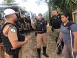 Policiais militares do BPTran arrecadam alimentos e ajudam família do Fazendinha, em Curitiba