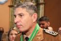Comandante-Geral da PM recebe a medalha Ordem da Luz dos Pinhais durante cerimônia