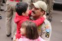 Familiares recepcionam bombeiros militares que atuaram no combate às queimadas na Floresta Amazônica
