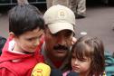 Familiares recepcionam bombeiros militares que atuaram no combate às queimadas na Floresta Amazônica