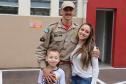 Familiares recepcionam bombeiros militares que atuaram no combate às queimadas na Floresta Amazônica