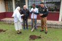 Comandante-Geral planta árvore em escola Estadual de Curitiba (PR) em prol do Projeto Paraná Mais Verde