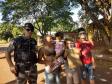 Policiais militares de Maringá promovem a Operação Sorriso e levam brinquedos para crianças