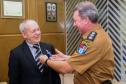 Comandante-Geral da PM entrega medalha de Mérito de Ensino a tenente-coronel da Reserva Remunerada 