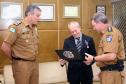 Comandante-Geral da PM entrega medalha de Mérito de Ensino a tenente-coronel da Reserva Remunerada 