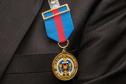 Comandante-Geral da PM entrega medalha de Mérito de Ensino a tenente-coronel da Reserva Remunerada 