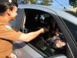 Policiais militares fazem blitz de conscientização para prevenção ao câncer de mama em Cianorte (PR) 