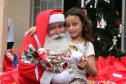 Natal Solidário da PM presenteia mais de 180 crianças com brinquedos, brincadeiras e Papai Noel em Curitiba (PR) 