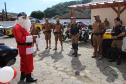 PM promove ação de Natal e encanta veranistas com entrega de doces e pintura de rosto em Guaratuba (PR), no Litoral do estado