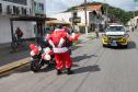 PM promove ação de Natal e encanta veranistas com entrega de doces e pintura de rosto em Guaratuba (PR), no Litoral do estado