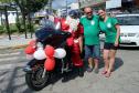 PM promove ação de Natal e encanta veranistas com entrega de doces e pintura de rosto em Guaratuba (PR), no Litoral do estado
