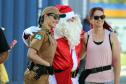 PM promove ação de Natal e encanta veranistas com entrega de doces e pintura de rosto em Guaratuba (PR), no Litoral do estado
