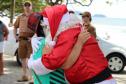 PM promove ação de Natal e encanta veranistas com entrega de doces e pintura de rosto em Guaratuba (PR), no Litoral do estado