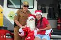 PM promove ação de Natal e encanta veranistas com entrega de doces e pintura de rosto em Guaratuba (PR), no Litoral do estado