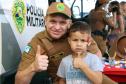 PM promove ação de Natal e encanta veranistas com entrega de doces e pintura de rosto em Guaratuba (PR), no Litoral do estado