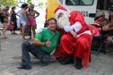 PM promove ação de Natal e encanta veranistas com entrega de doces e pintura de rosto em Guaratuba (PR), no Litoral do estado