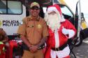 PM promove ação de Natal e encanta veranistas com entrega de doces e pintura de rosto em Guaratuba (PR), no Litoral do estado