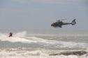 Céu e mar: Em conjunto, Corpo de Bombeiros e BPMOA fazem treinamento de guarda-vidas com apoio de aeronave em Matinhos 