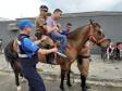 Instituição beneficente de Ponta Grossa (PR), a APACD, recebe visita da cavalaria do 1º Batalhão da PM