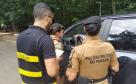 Bloqueio para orientar condutores e passageiros sobre regras e segurança no trânsito são feitas pela PM, em Cianorte (PR)