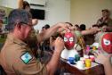 Policiais militares voluntários participam de oficina de pintura de rosto em Guaratuba