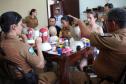 Policiais militares voluntários participam de oficina de pintura de rosto em Guaratuba