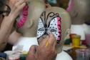 Policiais militares voluntários participam de oficina de pintura de rosto em Guaratuba