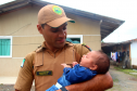 Família recebe visita de policiais militares que salvaram bebê de engasgo em Guaratuba (PR)