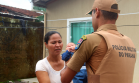 Família recebe visita de policiais militares que salvaram bebê de engasgo em Guaratuba (PR)