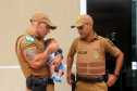 Família recebe visita de policiais militares que salvaram bebê de engasgo em Guaratuba (PR)