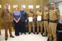 Vítimas de roubo fazem homenagem em reconhecimento a policiais militares que atenderam ocorrência e recuperaram pertences em Curitiba