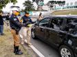 Batalhão de Trânsito promove blitz de conscientização ao Maio Amarelo na Linha Verde, em Curitiba